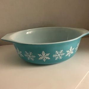 Vintage Pyrex Snowflake 1.5 Quart Turquoise Oval Christmas Casserole Dish